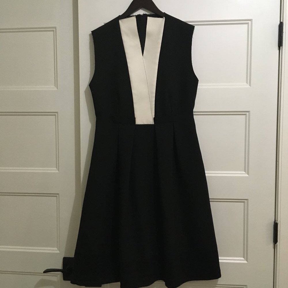 MSGM Milano Sleeveless Black Dress with White V neck design. Size 46